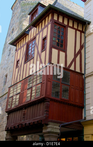 Mittelalterliche vorkragenden und halb Fachwerkhaus Villen in gepflasterten Straße, alte Stadt, Dinan, Bretagne, Côtes d ' Armor, Frankreich, Europa Stockfoto