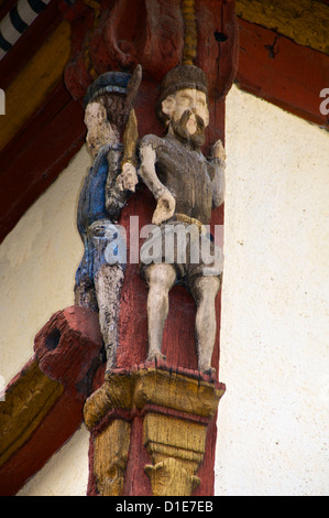 Detail der Holzskulpturen auf der Keratry Mansion house, Old Town, Dinan, Bretagne, Côtes d ' Armor, Frankreich Stockfoto