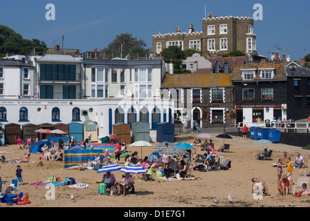 Strand mit Bleak House im Hintergrund, Viking Bay, Broadstairs, Kent, England, Vereinigtes Königreich, Europa Stockfoto