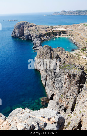 Blick auf die St.-Paul-Bucht von der Akropolis von Lindos, Rhodos, Dodekanes, griechische Inseln, Griechenland, Europa Stockfoto