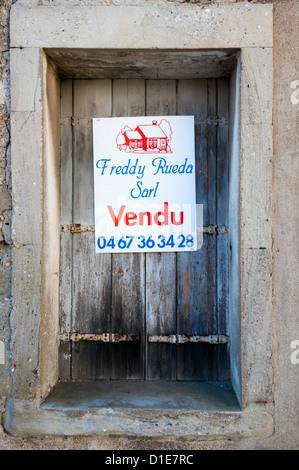 Einen Makler verkauft (Vendu) Zeichen eines Dorfhauses in Frankreich. Stockfoto