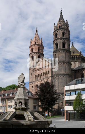 Die neue romanische Kathedrale von St. Peter aus dem Marktplatz, von der Siegfried-Brunnen, Würmer, Rheinland Pfalz, Deutschland Stockfoto