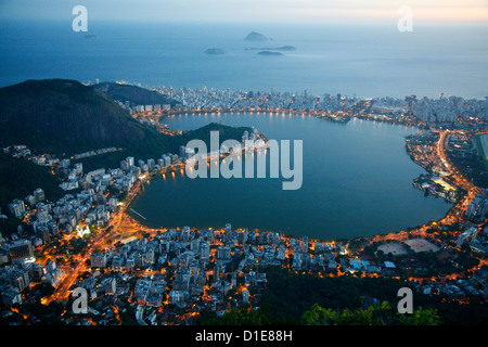 Blick auf die Lagoa Rodrigo de Freitas See, Rio De Janeiro, Brasilien, Südamerika Stockfoto