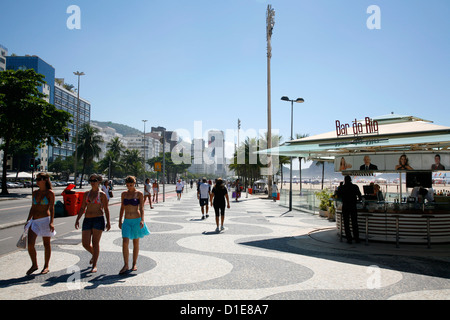 Menschen zu Fuß an der Copacabana Strand Promenade, Rio De Janeiro, Brasilien, Südamerika Stockfoto