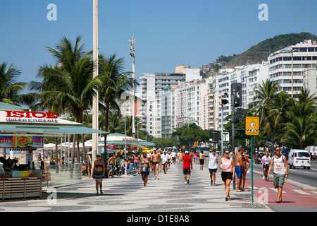 Menschen zu Fuß an der Copacabana Strand Promenade, Rio De Janeiro, Brasilien, Südamerika Stockfoto