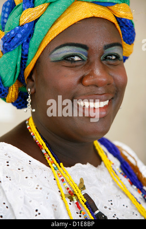 Porträt einer bahianischen Frau in traditioneller Kleidung bei der Pelourinho Viertel, Salvador, Bahia, Brasilien, Südamerika Stockfoto