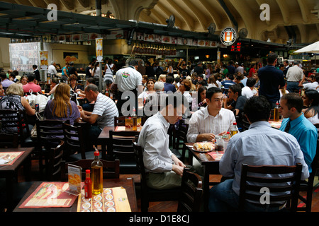 Leute sitzen in einem Restaurant im Mercado Municipal, Sao Paulo, Brasilien, Südamerika Stockfoto