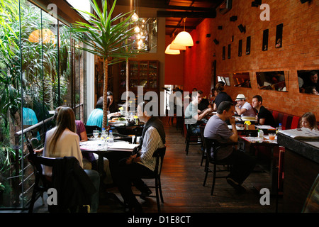 Leute sitzen bei Oscar Cafe auf der Rua Oscar Freire in den Jardins Gegend, Sao Paulo, Brasilien, Südamerika Stockfoto