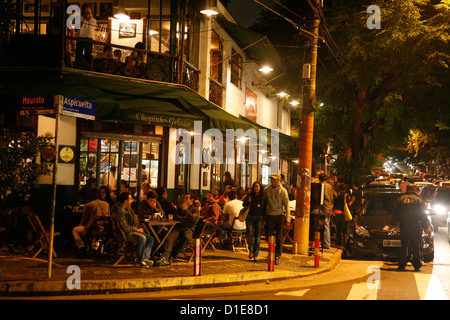 Menschen in der Vila Madalena Gegend bekannt für seine Bars, Restaurants und Nightlife, Sao Paulo, Brasilien, Südamerika Stockfoto