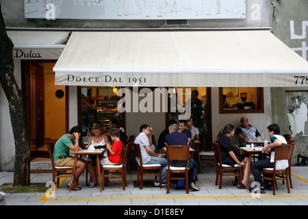 Leute sitzen im Dulca Café auf der modischen Rua Oscar Freire in den Jardins Gegend, Sao Paulo, Brasilien, Südamerika Stockfoto