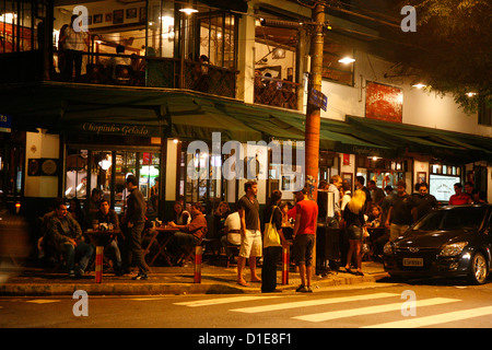 Menschen in der Vila Madalena Gegend bekannt für seine Bars, Restaurants und Nightlife, Sao Paulo, Brasilien, Südamerika Stockfoto