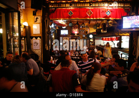 Menschen in einem Restaurant in der Vila Madalena Gegend bekannt für seine Bars, Restaurants und Nightlife, Sao Paulo, Brasilien, Südamerika Stockfoto