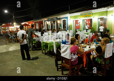 Leute sitzen in Outdoor-Restaurants in Porto Seguro, Bahia, Brasilien, Südamerika Stockfoto