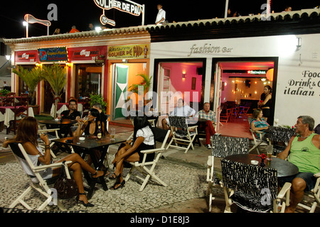 Leute sitzen in Outdoor-Restaurants in Porto Seguro, Bahia, Brasilien, Südamerika Stockfoto