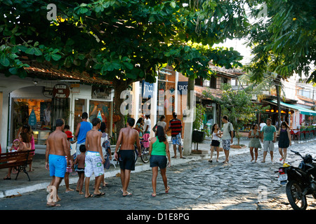 Menschen zu Fuß auf der Rua Das Pedras übersät mit Restaurants und Boutiquen, Buzios, Bundesstaat Rio De Janeiro, Brasilien, Südamerika Stockfoto