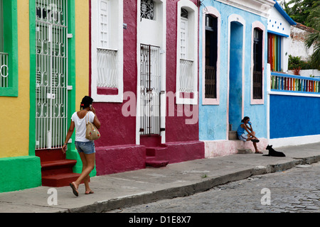 Straßenszene mit bunten Häusern, Olinda, Pernambuco, Brasilien, Südamerika Stockfoto