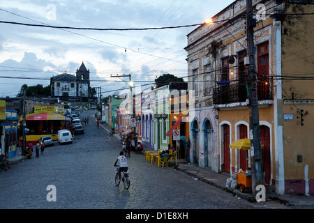 Straßenszene mit bunten Häusern, Olinda, Pernambuco, Brasilien, Südamerika Stockfoto