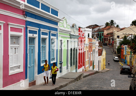 Straßenszene mit bunten Häusern, UNESCO-Weltkulturerbe, Olinda, Pernambuco, Brasilien, Südamerika Stockfoto