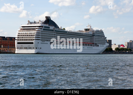 Kreuzfahrtschiff vor Anker im Hafen in Kopenhagen, Dänemark. Stockfoto