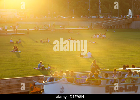 Berlin, Deutschland, Menschen sitzen und liegen in der Sonne Stockfoto