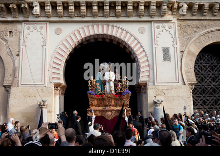 Plattform mit Jesus Christus am Eingang der Moschee-Kathedrale am Palmsonntag während der Semana Santa (Karwoche) in Córdoba, Spanien. Stockfoto