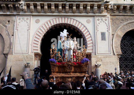 Plattform mit Jesus Christus am Eingang der Moschee-Kathedrale auf der Semana Santa (Karwoche) in Córdoba, Spanien. Stockfoto