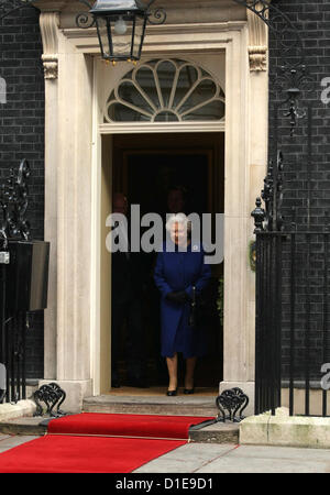 DIE Königin der königlichen Familie der Königin Besuche Nummer 10 DOWNING STREET, LONDON LONDON, ENGLAND, UK 18. Dezember 2012 DIO57992 königliche Besuche Nr. 10, wo sie erhält ein Geschenk anlässlich der Diamant-Jubiläum und Schrank als Beobachter teilnimmt. Stockfoto