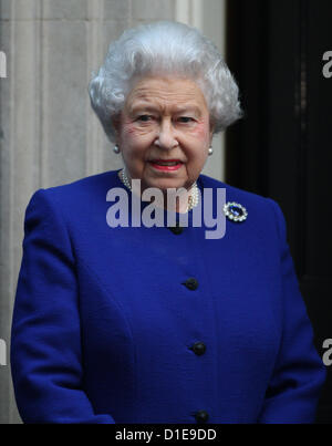 DIE Königin der königlichen Familie der Königin Besuche Nummer 10 DOWNING STREET, LONDON LONDON, ENGLAND, UK 18. Dezember 2012 DIO57998 königliche Besuche Nr. 10, wo sie erhält ein Geschenk anlässlich der Diamant-Jubiläum und Schrank als Beobachter teilnimmt. Stockfoto