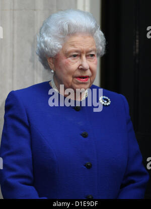 DIE Königin der königlichen Familie der Königin Besuche Nummer 10 DOWNING STREET, LONDON LONDON, ENGLAND, UK 18. Dezember 2012 DIO58000 königliche Besuche Nr. 10, wo sie erhält ein Geschenk anlässlich der Diamant-Jubiläum und Schrank als Beobachter teilnimmt. Stockfoto