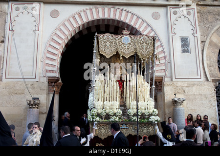 Jungfrau Maria auf einer Plattform in einer Prozession am Palmsonntag in der Karwoche (Semana Santa) in Córdoba, Spanien. Stockfoto