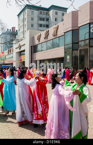 Frauen in traditioneller Kleidung während der 100. Geburtstag des Präsidenten Kim Il Sung, April 2012, Pyongyang, Nordkorea Stockfoto