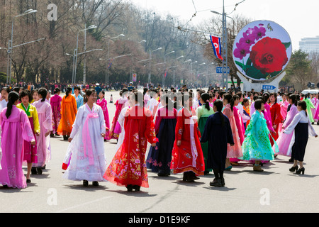 Frauen in traditioneller Kleidung während der 100. Geburtstag des Präsidenten Kim Il Sung, April 2012, Pyongyang, Nordkorea Stockfoto