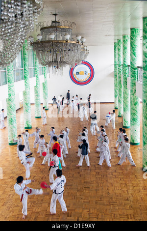 Tae Kwon Klasse, Mangyongdae Schulkinder Palast, Pjöngjang, Demokratische Volksrepublik Korea (DVRK), Nordkorea Stockfoto