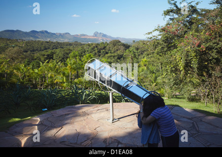 Paar auf der Suche aber Teleskop am Centro de Arte Contemporanea Inhotim, Brumadinho, Belo Horizonte, Minas Gerais, Brasilien Stockfoto