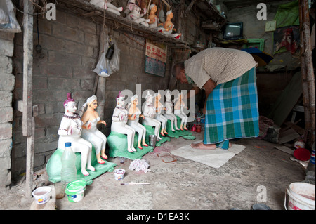 Gottheit Maker mit seiner Gottheiten, Kumartuli Bezirk, Kolkata, Westbengalen, Indien, Asien Stockfoto