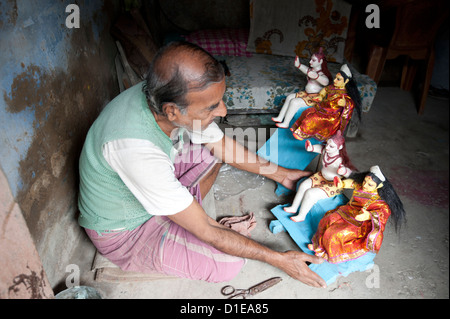 Skulptur mit gemalten und gekleidet Gottheiten am Festival Pujas, Kumartuli Bezirk, Kolkata, Westbengalen, Indien Stockfoto