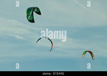 Windsurfen-Drachen in den Himmel Stockfoto