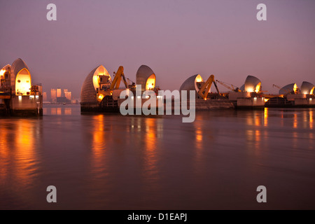 Thames Barrier und Canary Wharf im Morgengrauen, London, England, Vereinigtes Königreich, Europa Stockfoto