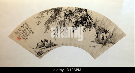 Es ist ein Foto von einen offenen chinesischen Faltung Handventilator, in einem Museum in China. Wir können eine Zeichnung Bambus mit schwarzer Tinte zu sehen. Stockfoto