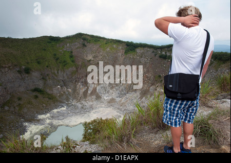 Blick hinunter in den Krater des aktiven Vulkans Mount Mahawu, Sulawesi, Indonesien, Südostasien, Asien Stockfoto