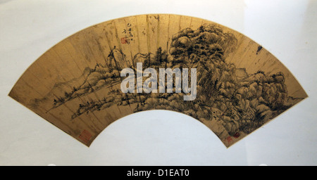 Es ist ein Foto von einen offenen chinesischen Faltung Handventilator, in einem Museum in China. Wir können eine Zeichnung Bambus mit schwarzer Tinte zu sehen. Stockfoto