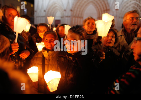 Fete des lumières, eine nächtliche Prozession von St. Johns Cathedral Fourvière Basilica, Lyon, Rhone, Frankreich Stockfoto