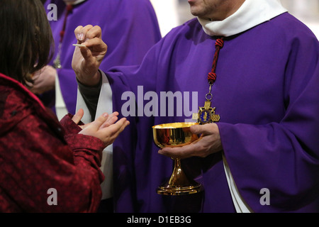 Heilige Kommunion, Kathedrale Notre-Dame. Katholische Messe, Paris, Frankreich, Europa Stockfoto