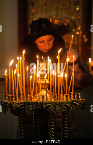 Frau Licht einer Kerze, Dreifaltigkeits-Kathedrale, St. Petersburg, Russland, Europa Stockfoto