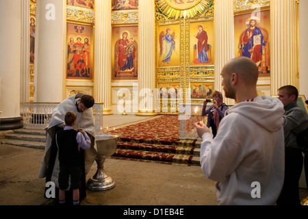 Orthodoxe Taufe, Dreifaltigkeits-Kathedrale, St. Petersburg, Russland, Europa Stockfoto