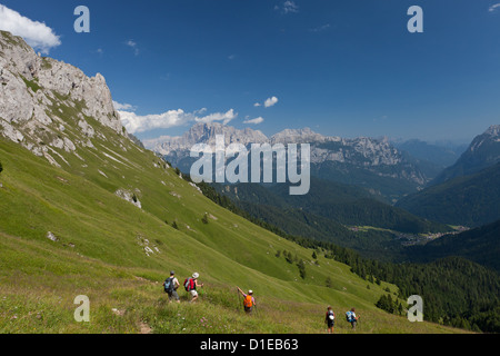 Wandern auf dem Höhenweg 2 in den Dolomiten, Provinz Bozen, Trentino-Alto Adige/Südtirol, Italien, Europa Stockfoto