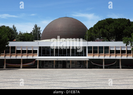 Die Fassade und die Kuppel des Planetariums Gulbenkian (Planetario Gulbenkian) in Belem, Lissabon, Portugal, Europa Stockfoto