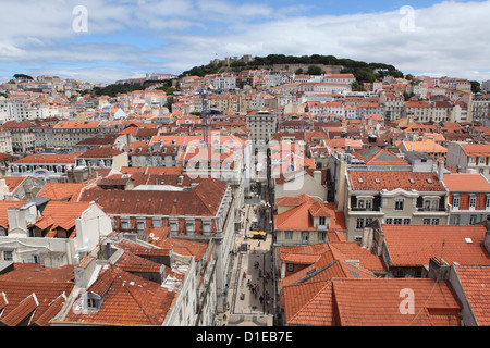 Castelo Sao Jorge blickt auf Gebäude der zentralen Baixa-Chiado, Baixa und Castelo Viertel von Lissabon, Portugal, Europa Stockfoto