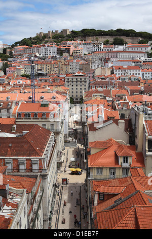 Castelo Sao Jorge blickt auf Gebäude der zentralen Baixa-Chiado, Baixa und Castelo Viertel von Lissabon, Portugal, Europa Stockfoto