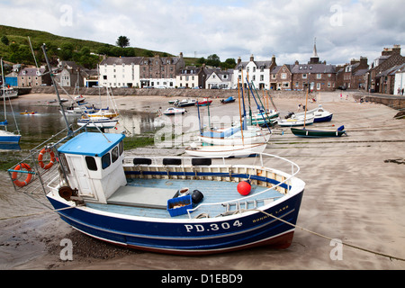 Fischerboot im Hafen von Stonehaven, Aberdeenshire, Schottland, Vereinigtes Königreich, Europa gestrandet Stockfoto